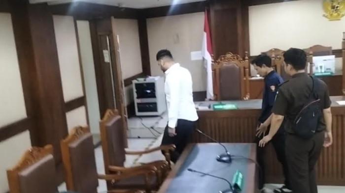 AMMAR ZONI LESU - Ammar Zoni tampak kecewa setelah mendengar tuntutan dari Jaksa terkait kasus dugaan peredaran narkoba di dalam rutan. Ia tertunduk lesu dan meninggalkan ruang sidang.