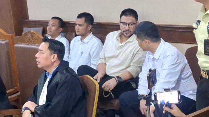 TASBIH AMMAR ZONI - Ammar Zoni terlihat memutar tasbihnya. Mulutnya komat kamit seperti melapalkan bacaan zikir tanpa suara saat sidang kasus narkoba.