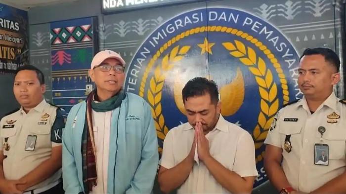 KASUS KORUPSI - Amsal Christy Sitepu, videografer yang menjadi terdakwa dalam kasus korupsi profil desa, Karo, menghirup udara bebas, Selasa (31/3/2026).