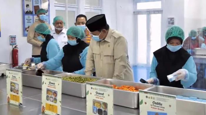 Presiden Prabowo Subianto mengecek Satuan Pelayanan Pemenuhan Gizi (SPPG) Polri dan Gudang Ketahanan Pangan di Palmerah, Jakarta Barat, pada Jumat (13/2/2026). (Sekretariat Presiden).