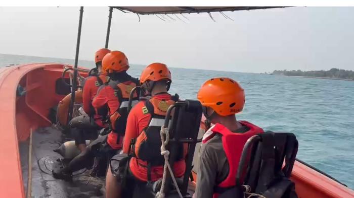 JURNALIS HILANG KONTAK - Tim Basarnas Banten melakukan pencarian lima jurnalis yang hilang kontak saat meliput Gunung Anak Krakatau, Selasa (8/9/2026).