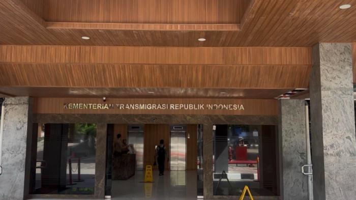 Kondisi kantor Kementerian Transmigrasi di Jalan TMP Kalibata, Jakarta Selatan, terpantau lengang pada hari pertama penerapan kebijakan work from home (WFH) setiap Jumat, Jumat (10/4/2026).
