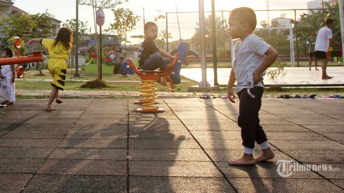 Sejumlah anak-anak menikmati fasilitas bermain yang tersedia di Ruang Publik Terpadu Ramah Anak (RPTRA) Muara Indah, Jakarta Utara, Rabu (21/3/2018).