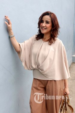 Artis Andi Soraya berpose usai menjadi narasumber di salah satu TV swasta di kawasan Tendean, Jakarta Selatan, Selasa (11/8/2020). Anak Andi Soraya hasil pernikahan dengan Steve Emmanuel kini sudah tumbuh dewasa dan kuliah di luar negeri, meski begitu ia tidak khawatir dan selalu mengingatkan kedua anaknya untuk menjaga pergaulan dan ingat agama. Tribunnews/Herudin