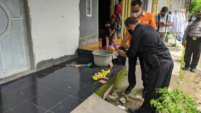 Kaget Mendadak Ada Bungkusan di Teras Rumah, Saat Dibuka Isinya Bayi dengan Ari-ari Menempel