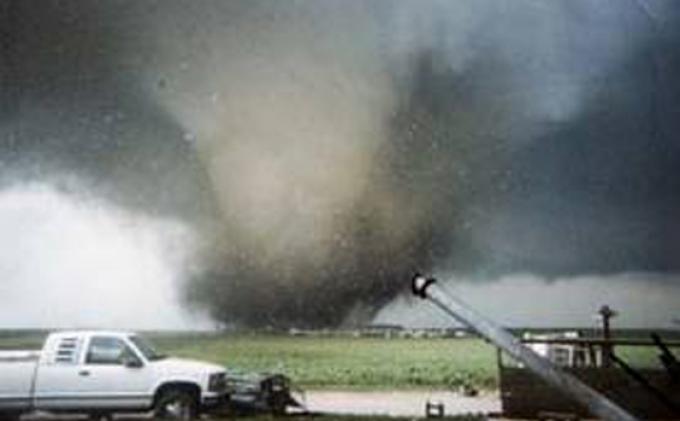 Tiga Pemburu Tornado Tewas di Oklahoma