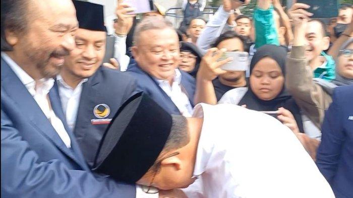 Ketika Anies Baswedan Cium Tangan Surya Paloh Sebelum Daftar ke KPU