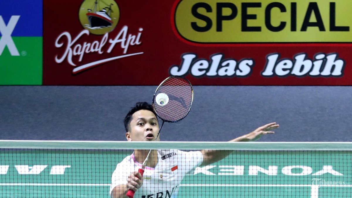 Pebulu tangkis tunggal putra Indonesia Anthony Sinisuka Ginting mengembalikan kok ke arah pebulu tangkis tunggal putra Jepang Kenta Nishimoto dalam babak pertama Indonesia Open 2024 di Istora Senayan, Jakarta, Selasa (4/6/2024). Anthony Ginting gagal melaju ke babak selanjutnya setelah kalah dengan skor 21-17, 11-21 dan 8-21.?TRIBUNNEWS/IRWAN RISMAWAN