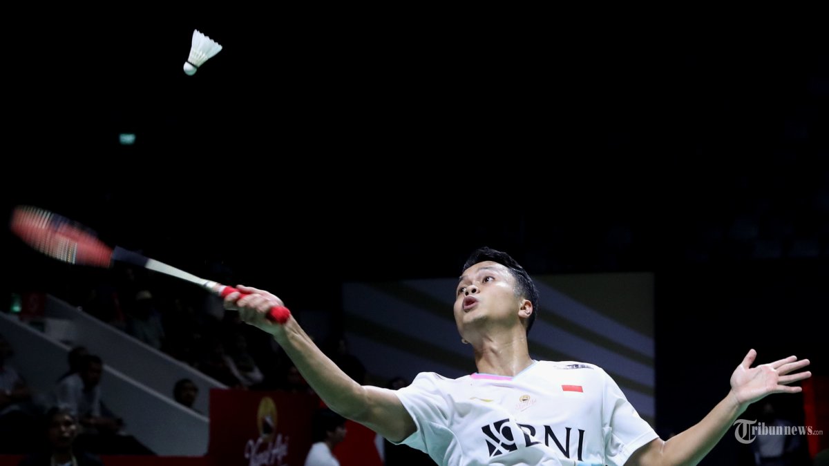Pebulu tangkis tunggal putra Indonesia Anthony Sinisuka Ginting mengembalikan kok ke arah pebulu tangkis tunggal putra Jepang Kenta Nishimoto dalam babak pertama Indonesia Open 2024 di Istora Senayan, Jakarta, Selasa (4/6/2024). Anthony Ginting gagal melaju ke babak selanjutnya setelah kalah dengan skor 21-17, 11-21 dan 8-21.?TRIBUNNEWS/IRWAN RISMAWAN