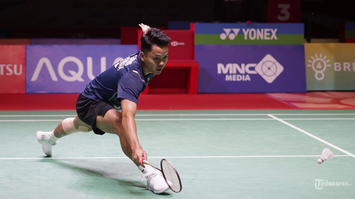 Tunggal putra Indonesia, Anthony Sinisuka Ginting saat melawan tunggal Singapura Loh Kean Yew pada babak perempat final Daihatsu Indonesia Masters 2024, di Istora Senayan, Jakarta, Jumat (26/1/2024). Anthony Ginting berhasil melahu ke semifinal usai menang dua set langsung dengan skor 21-17 dan 21-19. TRIBUNNEWS/HERUDIN