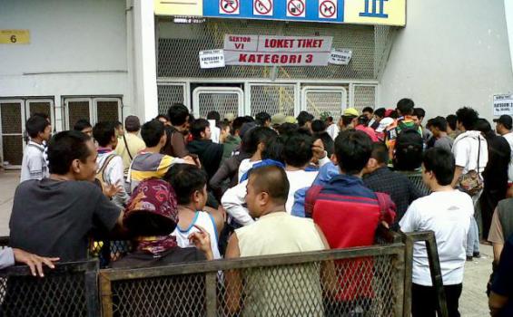 Loket Belum Buka, Antrean Sudah Panjang