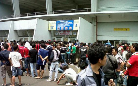 Jelang Siang Antrean Loket Pintu 3 Semakin Panjang