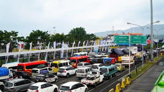 ANTREAN DI GILIMANUK- Antrean kendaraan di Pelabuhan Gilimanuk, Bali. PT ASDP Indonesia Ferry menerapkan operasi sangat padat untuk penyebrangan lintas Jawa-Bali, Senin (16/3/2026).