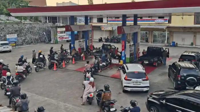 ANTREAN SPBU SEMARANG - antrean kendaraan mengular di SPBU Silayur Semarang, Selasa (31/3/2026).