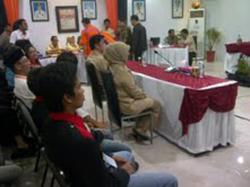 Berbaju Coklat Apiaty-Zugito Pendaftar Pertama Pilwali Makassar