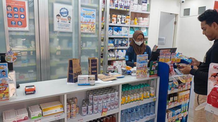 ERUPSI GUNUNG ANAK KRAKATAU - Penjualan masker medis di apotek hingga minimarket di Jakarta Selatan melonjak signifikan pada hari ini, Minggu (6/9/2026). Melonjaknya pembelian masker medis itu diduga didasari adanya aktivitas vulkanik Gunung Anak Krakatau yang semburan abunya menyebar hingga menjangkau ke wilayah Jabodetabek.[Rizki Sandi Saputra]