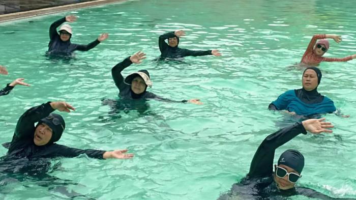 AQUAROBIC - Aquarobic atau aerobik yang dilakukan di dalam air jadi salah satu pilihan yang menyedot banyak penggemar karena manfaatnya yang segudang. Olahraga dalam air ini menjaga kesehatan fisik dan mental jika dilakukan degan terstruktur.