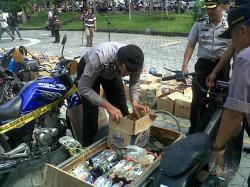 Ratusan Arak di Blitar Disimpan Dalam Vespa