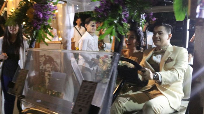 Serunya Ardina Rasti dan Arie Dwi Andika Masuk Lokasi Resepsi Menumpang Mobil Golf