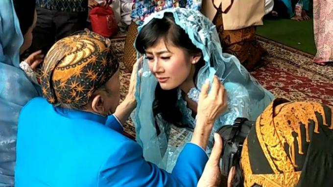 Bersimpuh, Ardina Rasti Menangis Memohon Doa Restu