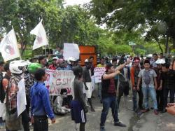 Puluhan Massa Desak Tempat Karaoke di Pamekasan Ditutup