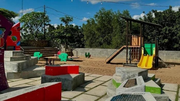 BUKIT ASLAN - Selain menikmati keindahan alam Indonesia, juga terdapat arena bermain anak di Bukit Aslan.