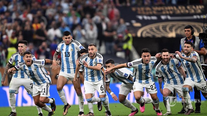 Para pemain Argentina merayakan kemenangan pertandingan sepak bola final Piala Dunia Qatar 2022 antara Argentina dan Prancis di Stadion Lusail di Lusail, utara Doha. (18 Desember 2022). (Kirill KUDRYAVTSEV / AFP)
