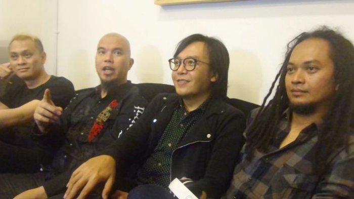 Ari Lasso bersama para mantan personel Dewa 19 usai tampil di The Pallas, SCBD, Jakarta Selatan, Jumat (31/3/2017) malam.