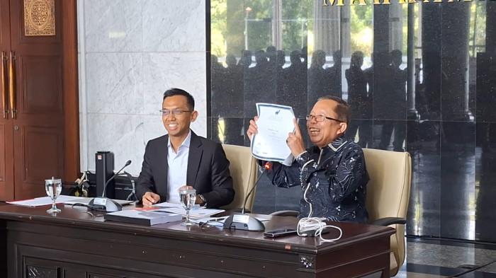 IJAZAH - Hakim Mahkamah Konstitusi (MK) Arsul Sani menunjukkan ijazah doktoralnya dalam jumpa pers di Gedung MK, Jakarta Pusat, Senin (17/11/2025). Tribunnews/Mario Christian Sumampow