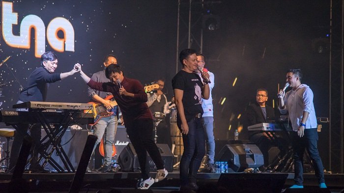 Begini Jadinya Kalau Yovie Widianto Bawa Anaknya ke Panggung! Tampilannya Bersama Kahitna Wow