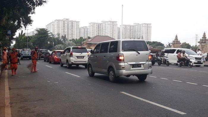 Pengguna jalan saat melintas di Jalan Raya Kalibata, Pancoran, Jakarta Selatan, Minggu (2/6/2019). 