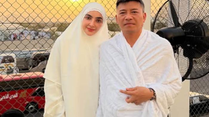 HAJI - Kondisi terkini Anang Hermansyah dan Ashanty, yang saat ini tengah menunaikan ibadah haji di Tanah Suci terungkap.Sang menantu, Atta Halilintar memastikan dirinya mendengar kabar baik mengenai kondisi kedua mertuanya, ibadahnya lancar. Suami Aurel Hermansyah ini memaklumi jika komunikasi Anang Ashanty dengan keluarga di Indonesia tidak terlalu intens selama berada di Tanah Suci karena keduanya fokus ibadah.