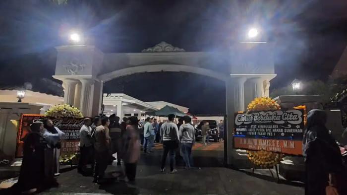 TribunBanten.com/Ahmad Haris
Potret situasi terkini tempat kejadian perkara (TKP) rumah lokasi perampokan disertai pembunuhan di di perumahan Bukit Baja Sejahtera (BBS), Kota Cilegon, Selasa, (16/12/2025) malam pukul 21.00 WIB.