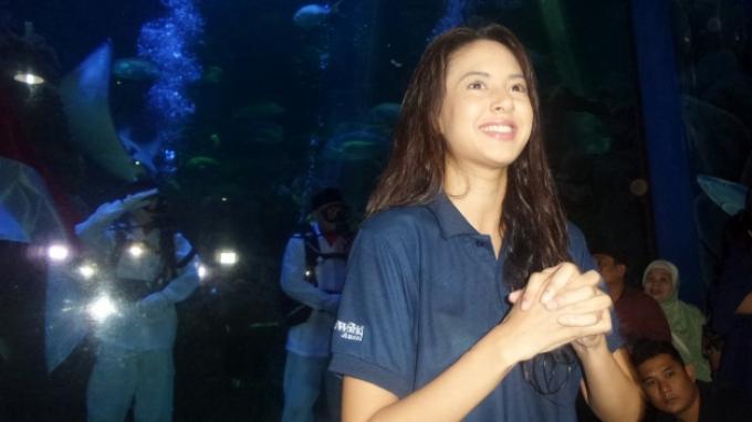 Tanpa Pikir Panjang, Aurelie Moeremans Langsung Terima Tawaran Kibarkan Bendera di Dalam Air