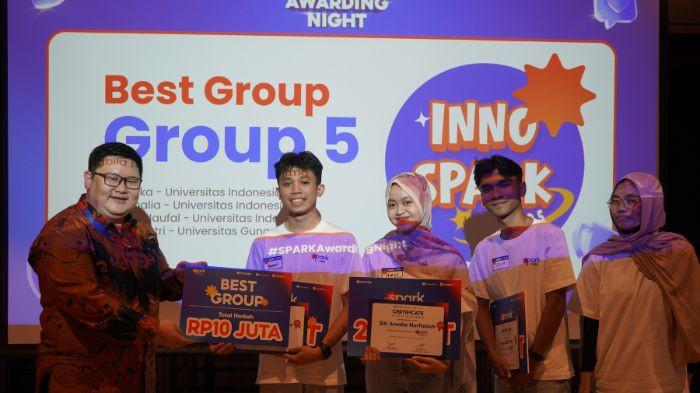 Wakil Direktur Utama SeaBank Indonesia, Junedy Liu memberikan apresiasi kepada Best Group dalam program SPARK Student Program di SPARK Class of 2025: Awarding Night.