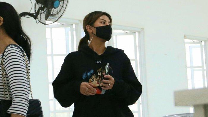 AWKARIN CEK NARKOBA - Awkarin melayat selebgram Laura Anna meninggal dunia, Rabu (15/12/2021).