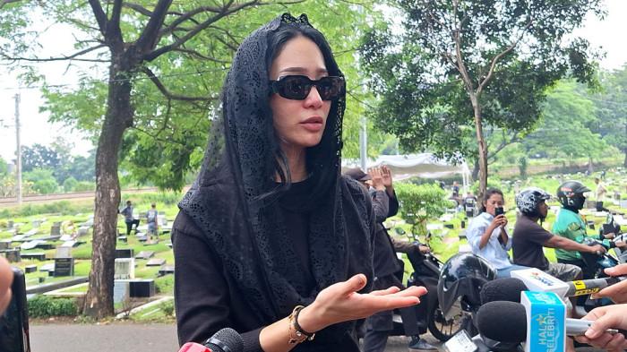 AYAH BUNGA ZAINAL -  Bunga Zainal usai pemakaman sang ayah di TPU Tanah Kusir, Jakarta Selatan, Rabu (6/5/2026).