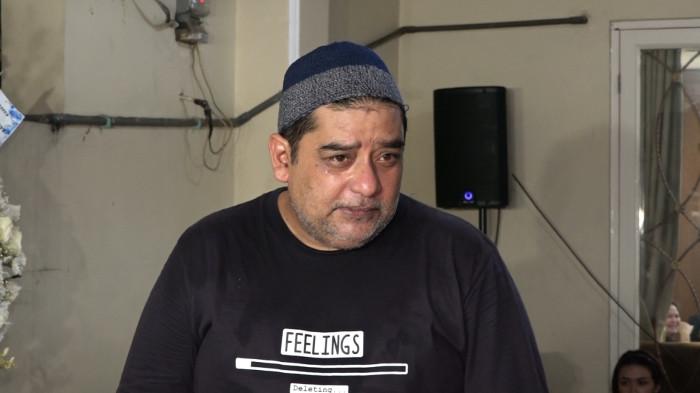 AYAH LULA LAHFAH - Polisi menyebut Reza Arap berada di Tempat Kejadian Perkara (TKP), saat Lula Lahfah meninggal. Reza Arap diduga mengetahui penyebab meninggalnya sang kekasih, Lula Lahfah. Muhammad Feroz ayah mendiang Lula Lahfah mengaku belum mengetahui secara pasti.