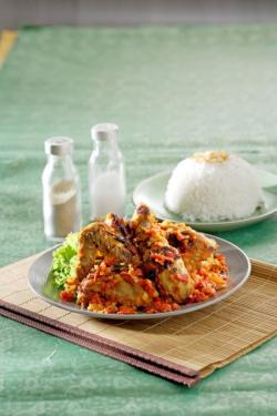 Ayam Bakar Barangkali Sudah Biasa, Tapi Kalau Berbumbu Balado Baru Luar Biasa
