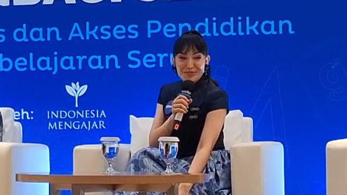 Ayu Dewi dalam konferensi pers Peluncuran Program “OREO Berbagi Seru”: Dukung Pemerataan Akses Pendidikan Melalui Pembelajaran yang Menyenangkan di Jakarta Pusat, Kamis (23/4/2026). 