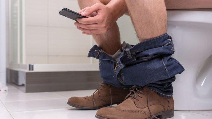 Cara Atasi BAB Berdarah dan Pantangan Makan yang Harus Dihindari