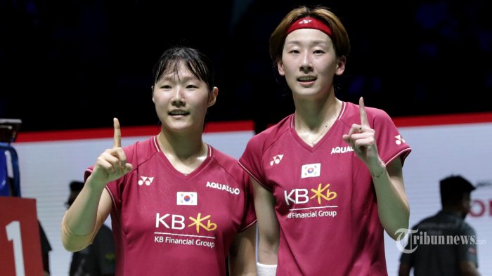 Pasangan pebulu tangkis ganda putri Korea Selatan, Baek Ha Na/Lee So Hee berpose untuk difoto usai menang melawan pasangan pebulu tangkis ganda putri Jepang, Yuki Fukushima/Sayaka Hirota dalam babak final Kapal Api Group Indonesia Open 2023 di Istora Senayan, Jakarta, Minggu (18/6/2023). Baek Ha Na/Lee So Hee menjadi juara ganda putri Kapal Api Group Indonesia Open 2023 setelah mengalahkan pasangan Jepang, Yuki Fukushima/Sayaka Hirota dengan skor 22-20 dan 21-10. TRIBUNNEWS/IRWAN RISMAWAN