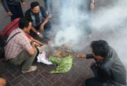 Kecewa, Petani Tembakau di Jember Bakar Daun Tembakau di Halaman DPRD