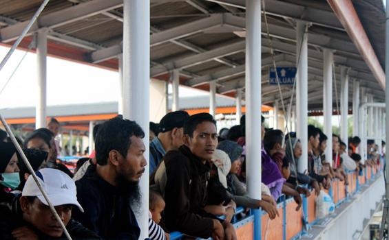 Penumpang Menunggu Dua Jam Lebih karena Kapal Rusak