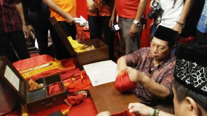 Pusaka Peninggalan Kerajaan Gowa di Balla Lompoa Dipasangi Barcode