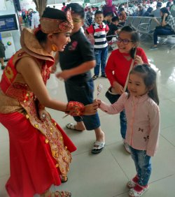 Bandara Supadio Pontianak Bagi-bagi Bingkisan untuk Anak-anak