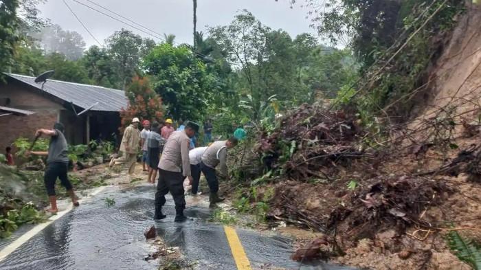 BANJIR SUMUT - Bencana banjir dan tanah longsor melanda Kabupaten Tapanuli Utara, Sumatra Utara. Ada 9 titik longsor dan 11 lokasi longsor di Tapanuli Utara.