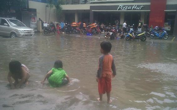 Tinggi Air Jalan Latumenten Satu Meter