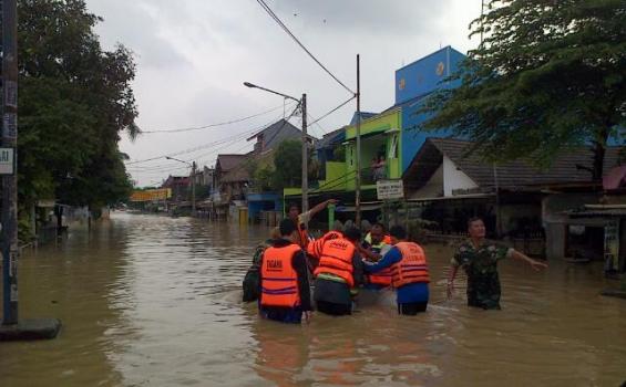 Warga yang Menonton Persulit Evakuasi Tanggul Jebol