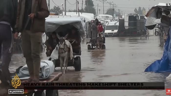 BADAI LANDA GAZA - Badai Byron tewaskan 16 warga Palestina, termasuk anak-anak, saat tenda pengungsi runtuh dan cuaca ekstrem melanda Gaza, Jumat (12/12/2025).
